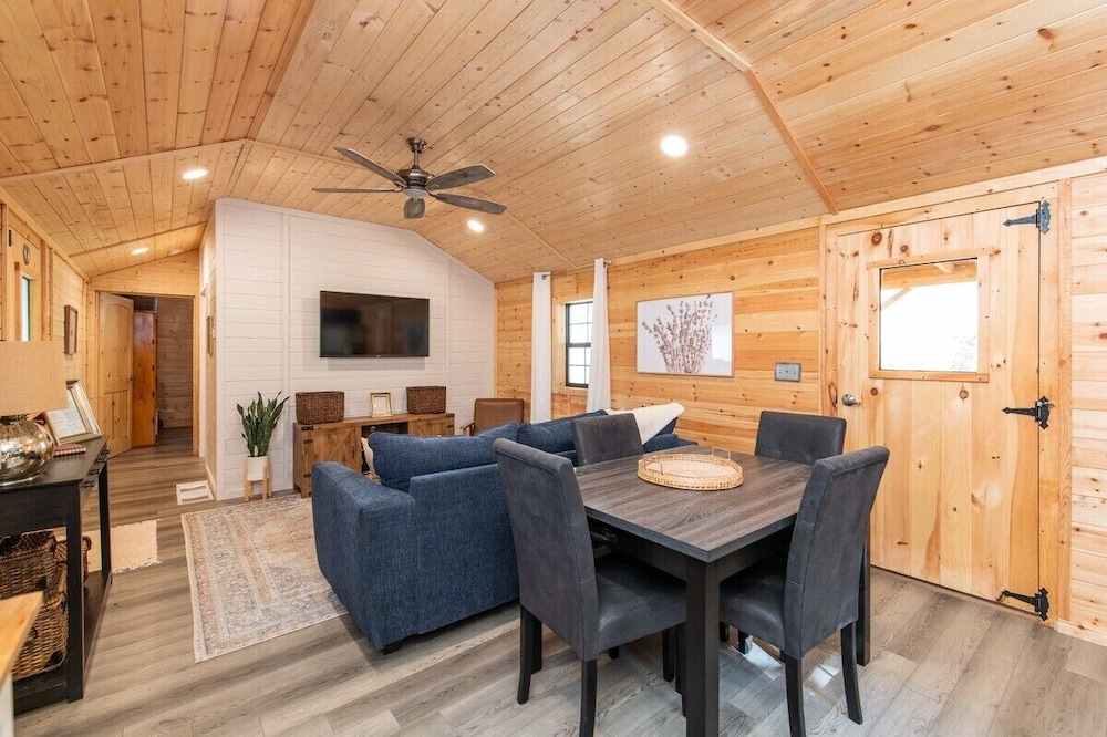 This cabin is a 1 bedroom(s), 1 bathrooms, located in Stanton, KY.