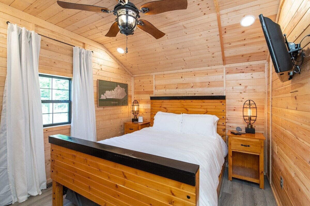 This cabin is a 1 bedroom(s), 1 bathrooms, located in Stanton, KY.