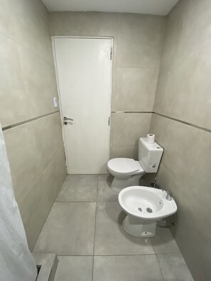 Shower, bidet - Apart hotel a 100 metros del mar en Av. Constitución y Derqui (Mar del Plata)