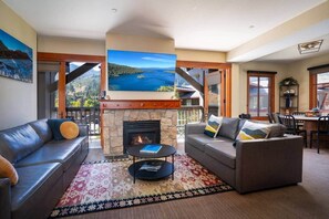 Smart TV, caminetto, lettore DVD, tavolo da calcetto