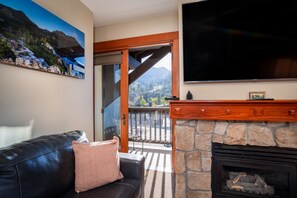 Smart TV, chimenea, reproductor de DVD y futbolito 