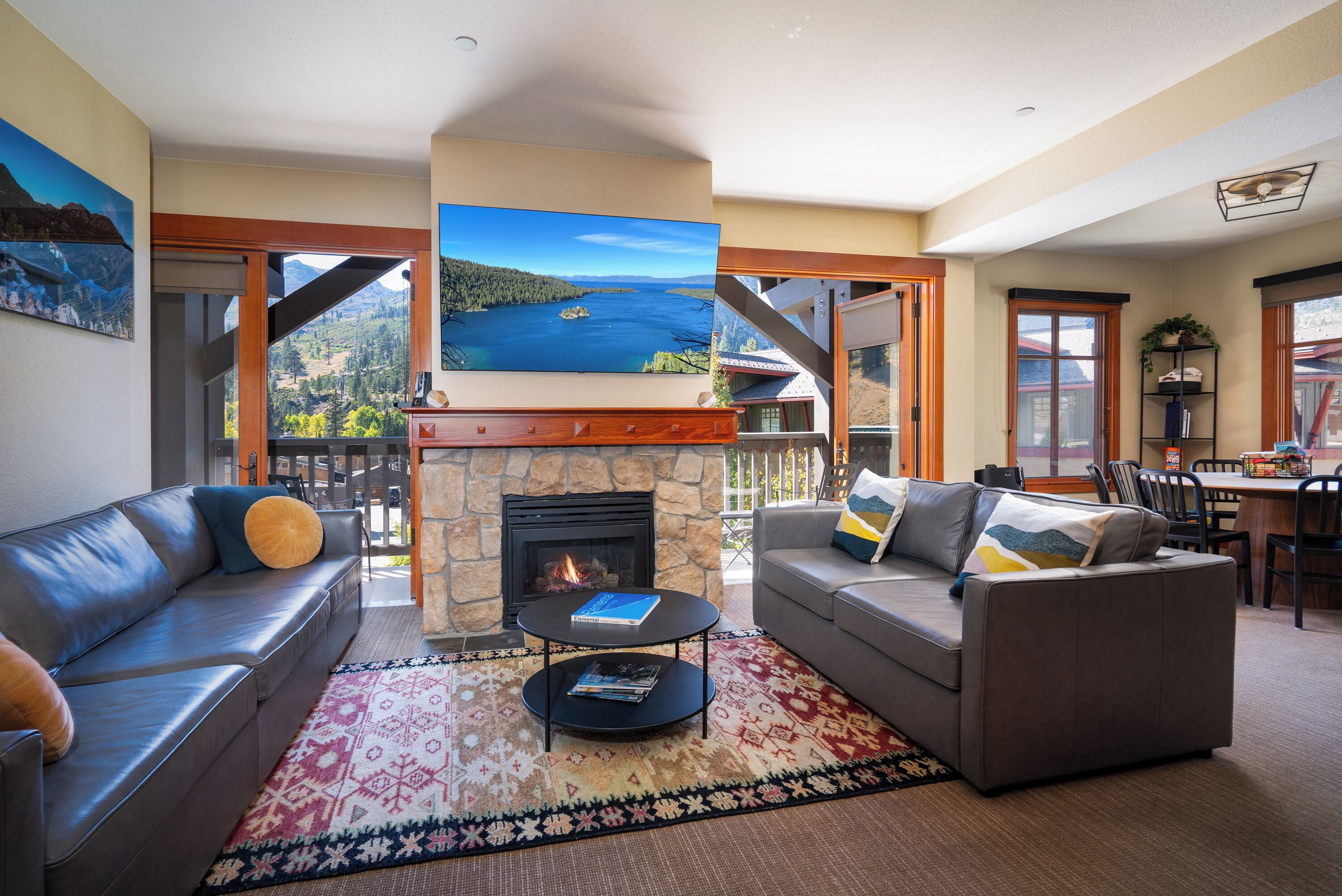 Smart TV, chimenea, reproductor de DVD y futbolito 