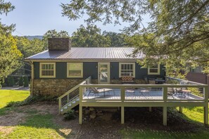 Terrace/patio - Furnished 4BR Home - Perfect Retreat Near Downtown, All Utilities Included (Asheville)