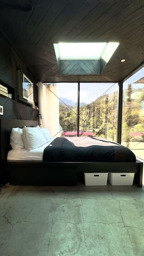 1 bedroom, desk, WiFi, bed sheets