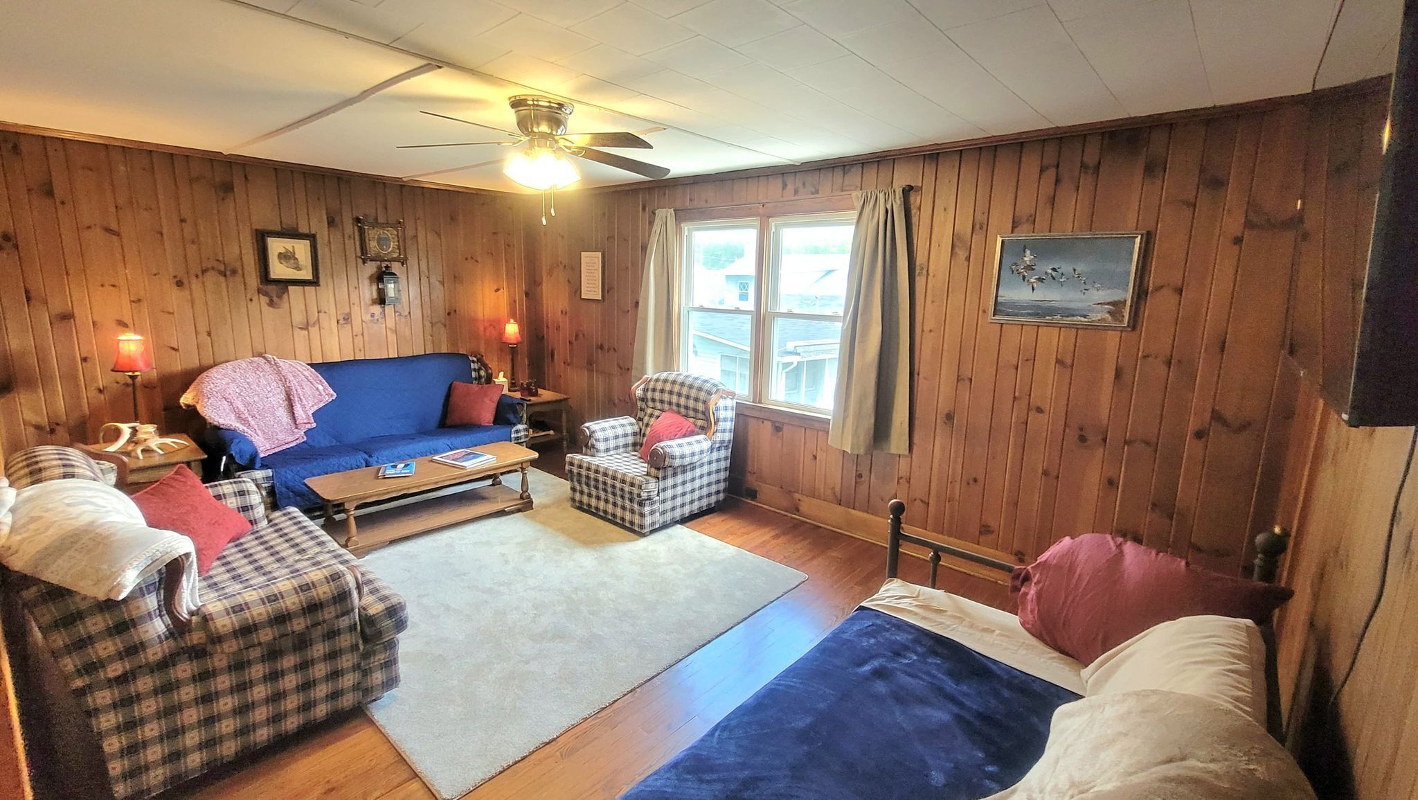 Cozy cabin styled over-garage apartment-walking distance from downtown Mayberry!