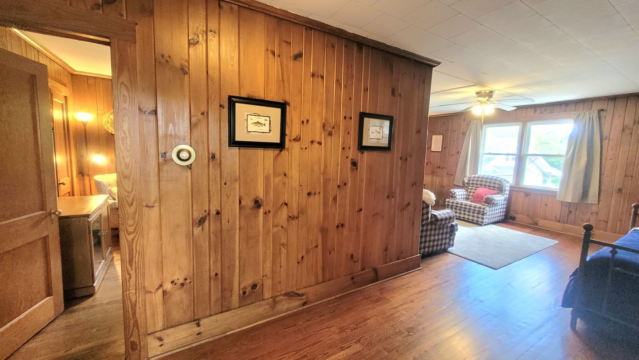 Cozy cabin styled over-garage apartment-walking distance from downtown Mayberry!