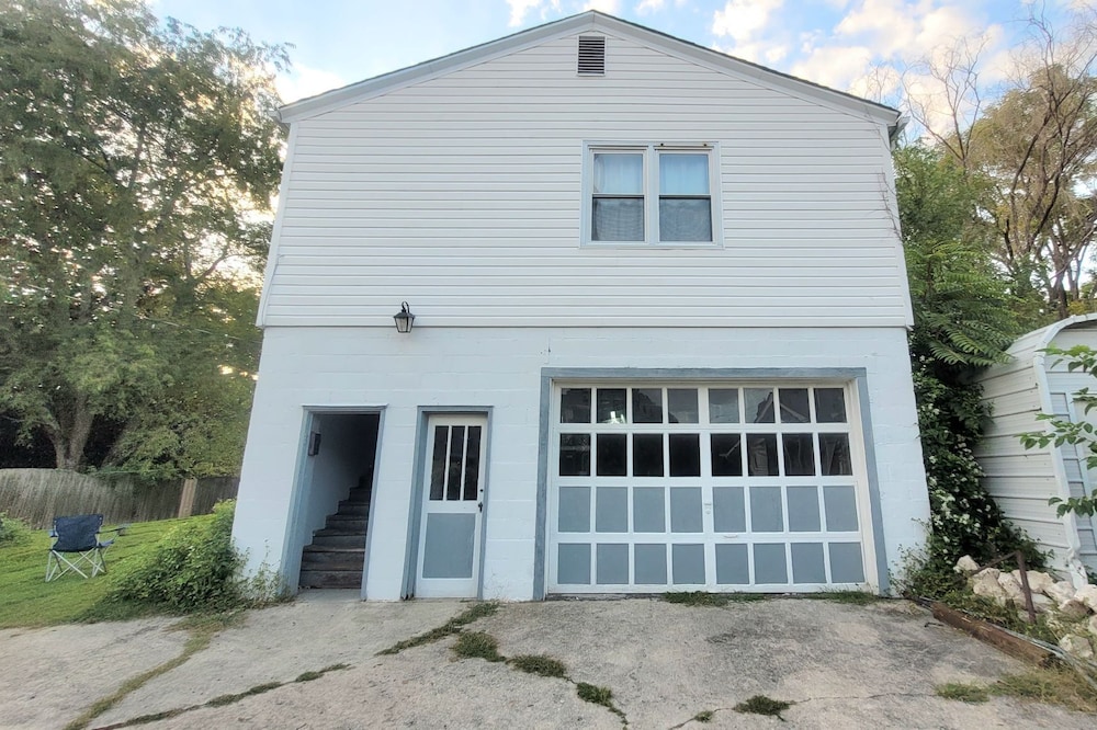 Cozy cabin styled over-garage apartment-walking distance from downtown Mayberry!