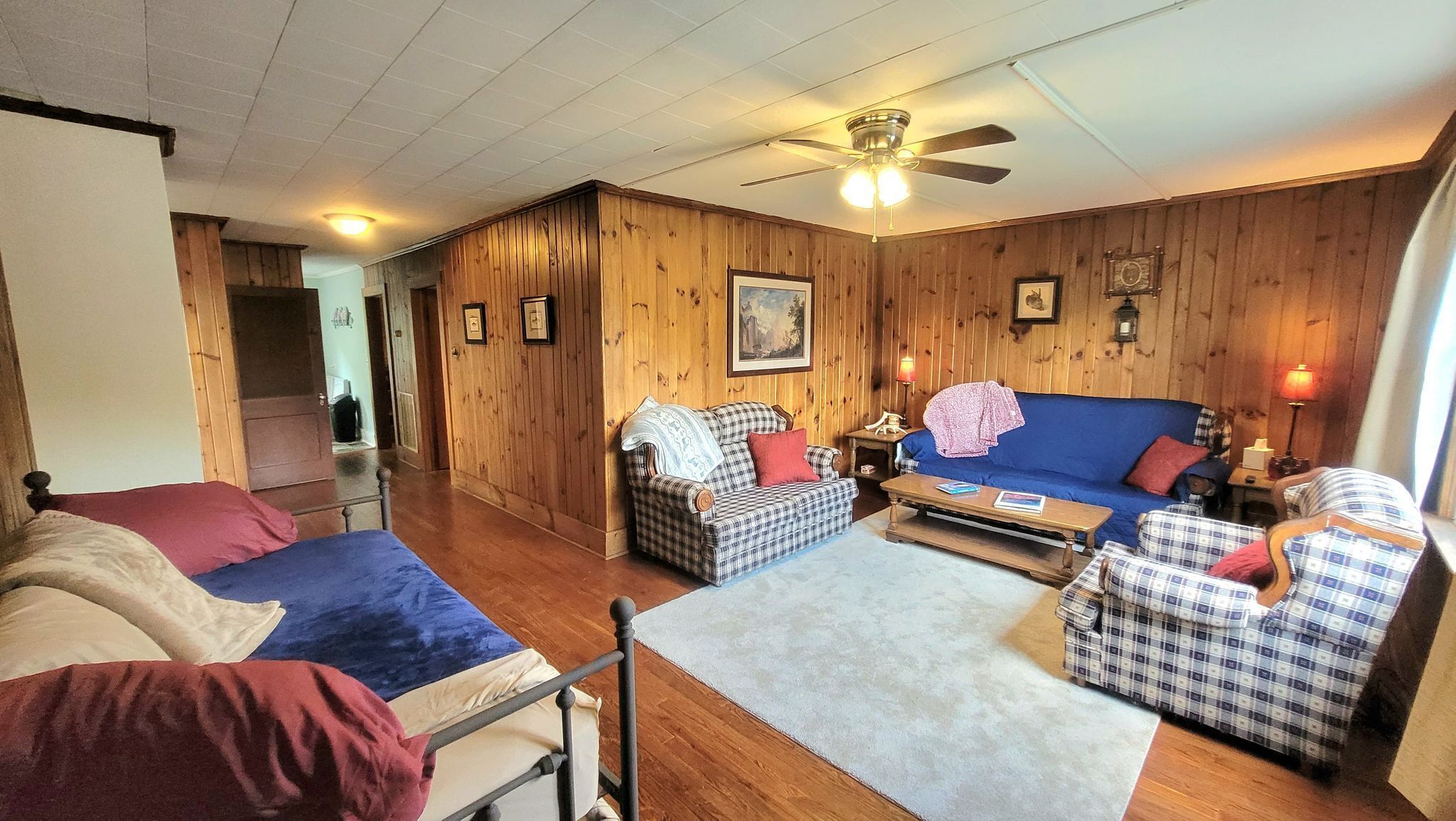 Cozy cabin styled over-garage apartment-walking distance from downtown Mayberry!