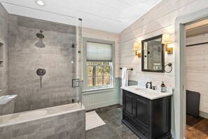 Shower, hair dryer, towels, soap - Rustic Luxury Near Charlottesville/Montpelier/Wineries /A Historic Cabin Retreat (Somerset)