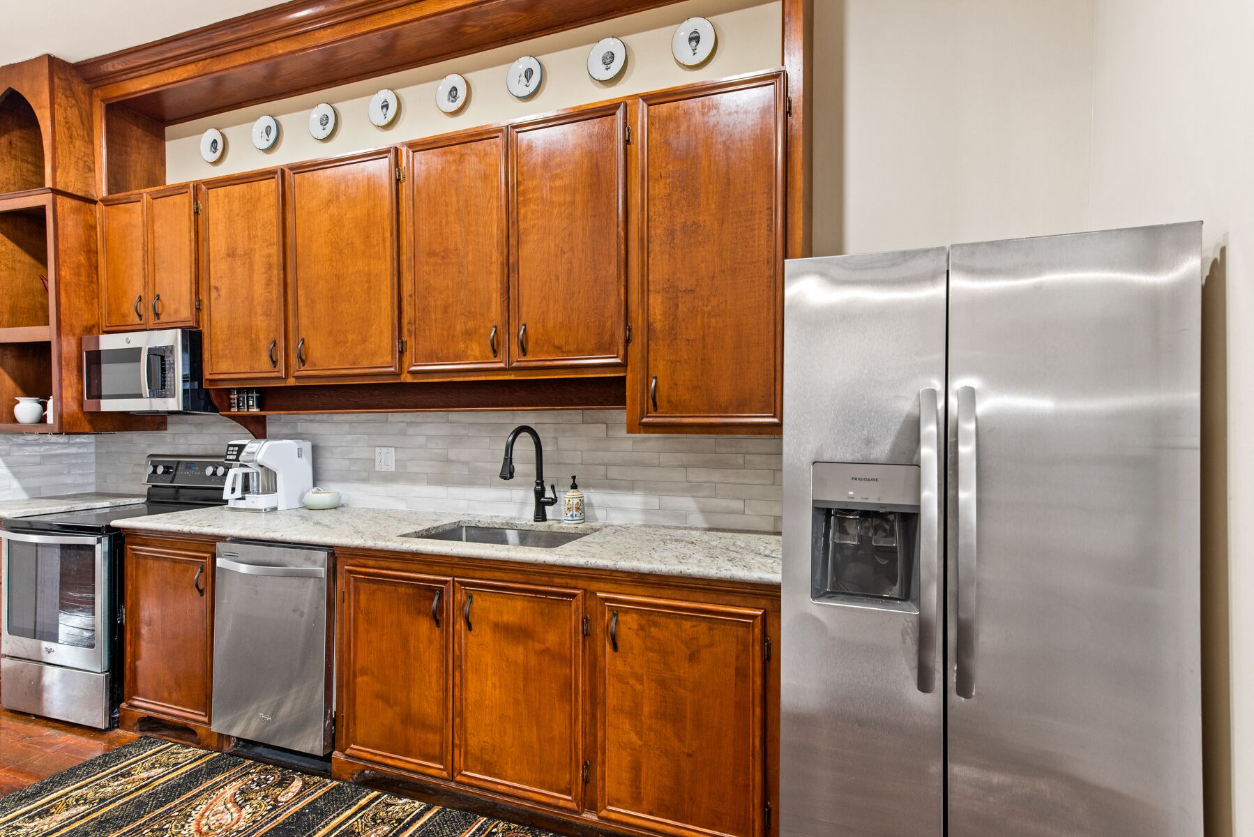 610 Franklin (B) Upstairs, Huge Apartment, Balcony