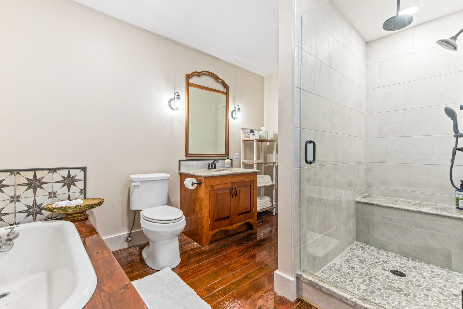 610 Franklin (B) Upstairs, Huge Apartment, Balcony