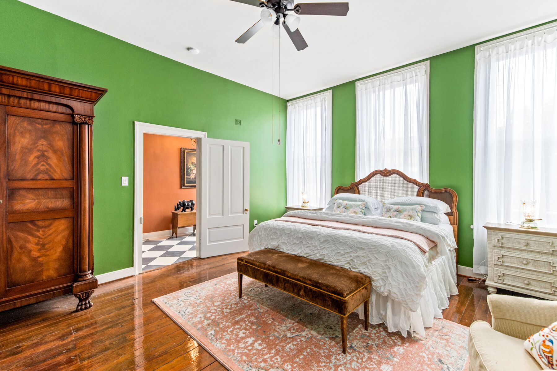 610 Franklin (B) Upstairs, Huge Apartment, Balcony