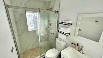 Dusche, Haartrockner, Handtücher, Seife
