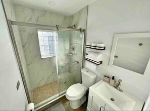 Bruser, hårtørrer, håndklæder, Sæbe