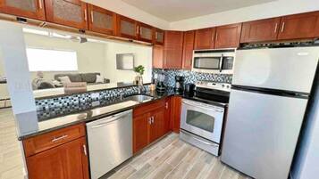 Frigorífico, microondas, horno y placa de cocina