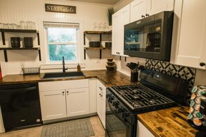 Fridge, microwave, oven, stovetop - Charming 3 Bedroom Home Close to Eclectic Park Circle District (North Charleston)