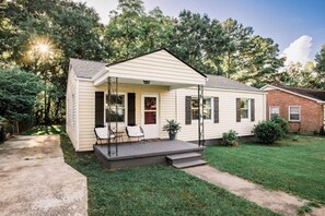 Exterior - Charming 3 Bedroom Home Close to Eclectic Park Circle District (North Charleston)