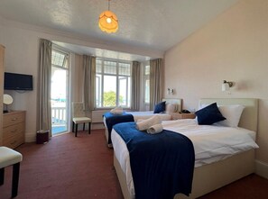 Chambre avec lits jumeaux, salle de bain attenante, vue sur la mer