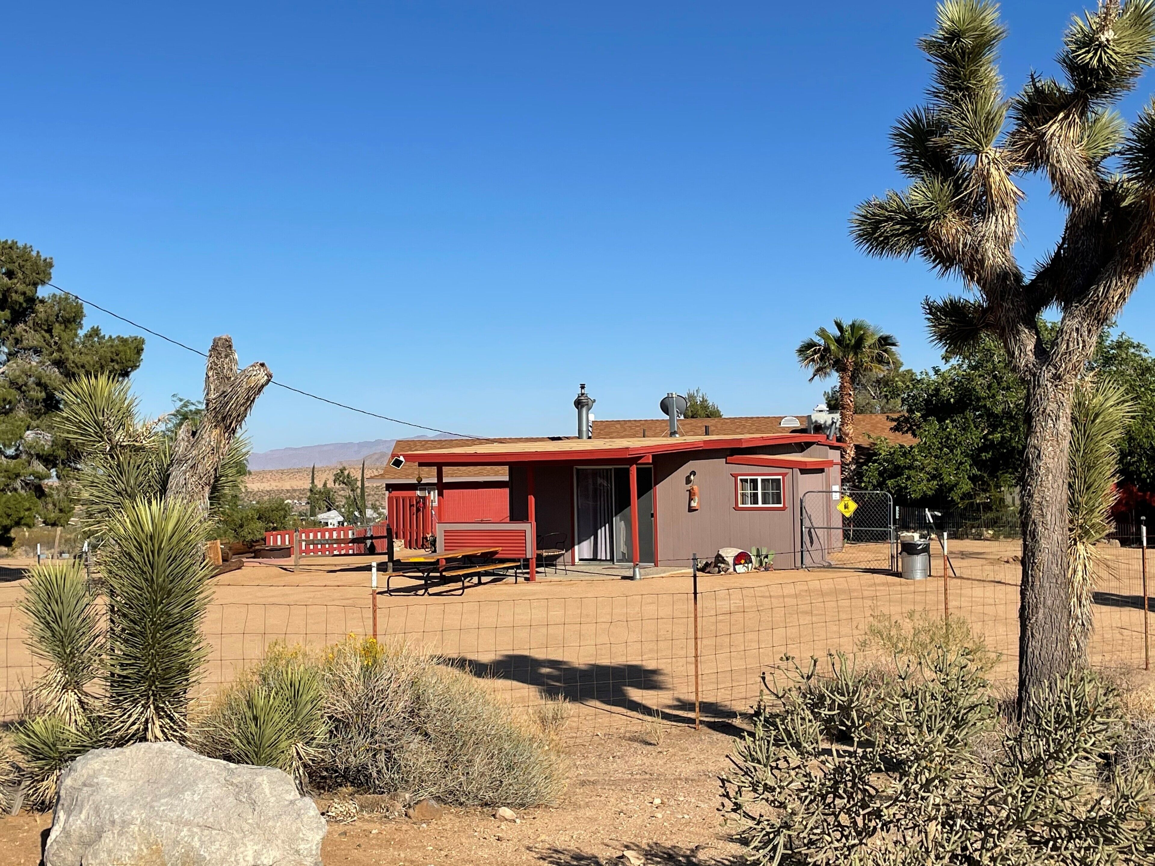 Desert Cabin near Joshua Tree National Park and Sand to Snow Monument