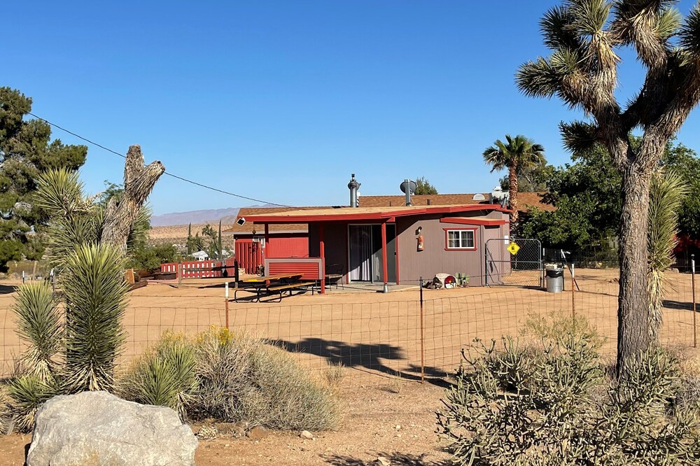 Desert Cabin near Joshua Tree National Park and Sand to Snow Monument