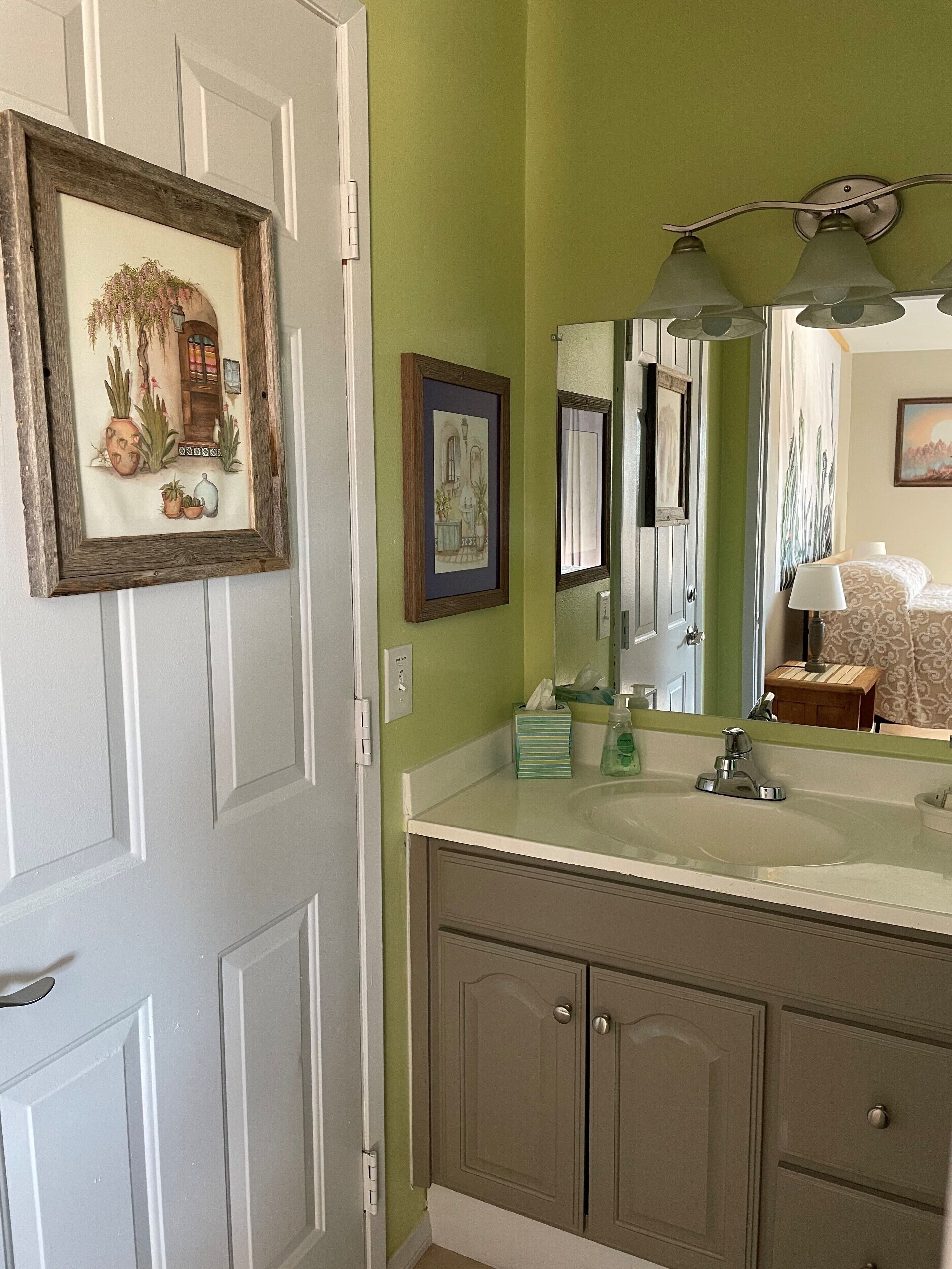 Desert Cabin near Joshua Tree National Park and Sand to Snow Monument