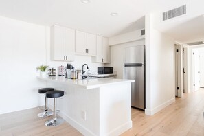 Frigorifero, microonde, forno, piano cottura