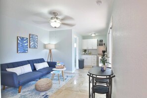 Una Smart TV, una oficina