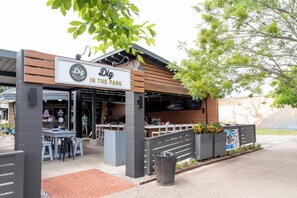 Outdoor dining - Olde Village Loft at Park Circle  - A Unique Guest Experience for All Occasions! (North Charleston)