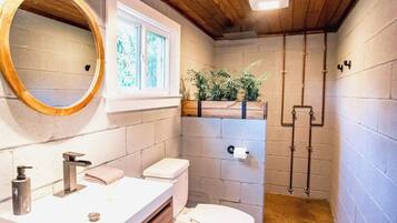 Articles de toilette gratuits, sèche-cheveux, serviettes fournies