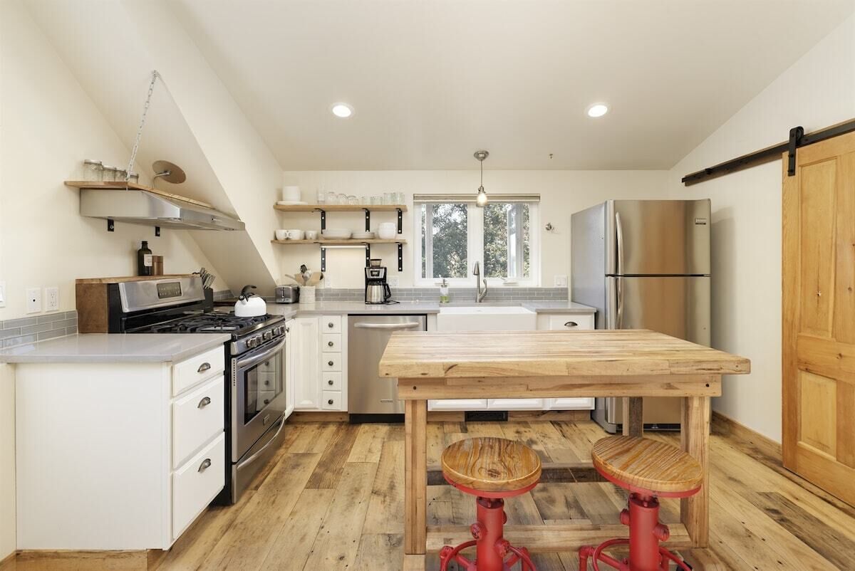 Fridge, oven, stovetop, dishwasher