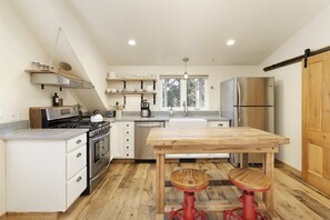 Fridge, oven, stovetop, dishwasher