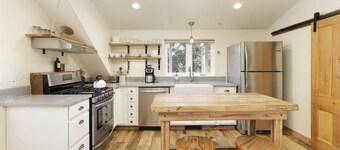 Treetop Haven | D/T Carbondale, Deck, Views