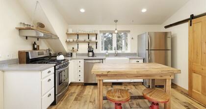 Treetop Haven | D/T Carbondale, Deck, Views