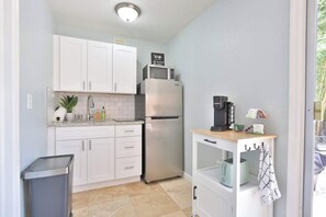Fridge, microwave, stovetop, coffee/tea maker - Cute 1 BR Suite -Stunning Courtyard - Lighted Splashpad (Sarasota)