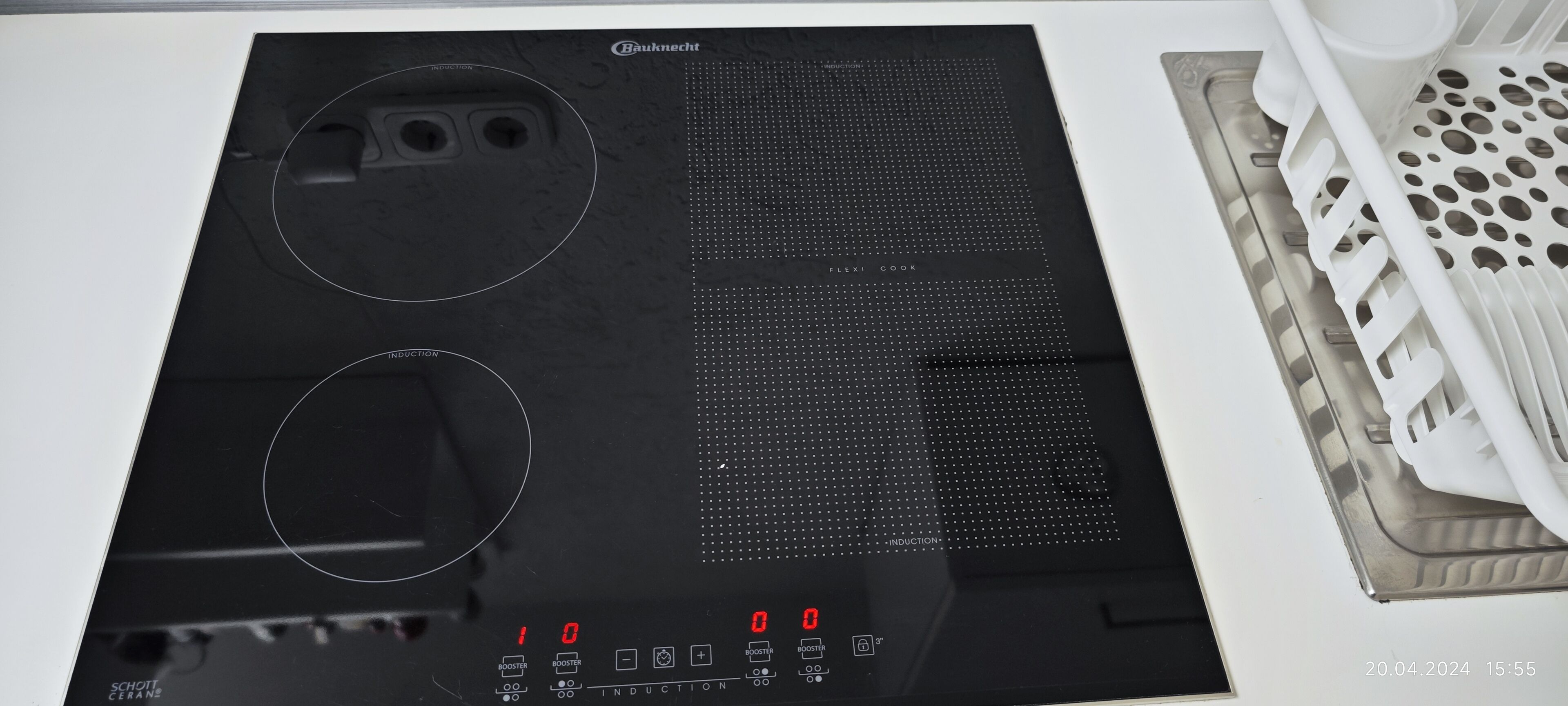 Una placa de inducción Bauknecht con pantalla digital y botones de control.