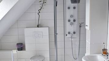 Dusche, Haartrockner, Handtücher, Seife