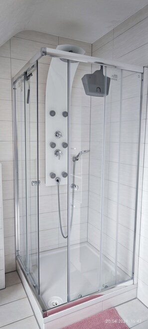 Dusche, Haartrockner, Handtücher, Seife