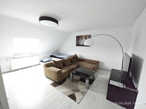 Smart TV, books - Metropolregion Rhein Neckar Kreis, FEEL like home (Altlußheim)