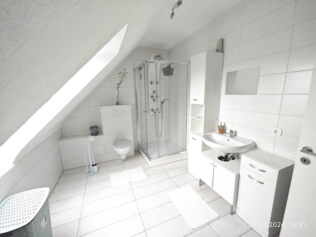 Shower, hair dryer, towels, soap. Metropolregion Rhein Neckar Kreis, FEEL like home