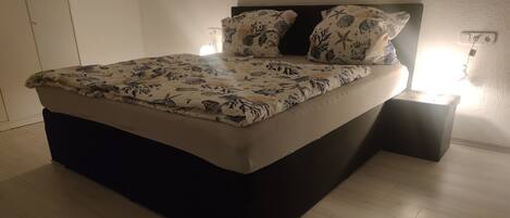 2 عدّة غرف نوم ومكواة/لوح كي وسرير سفر وواي فاي مجانًا