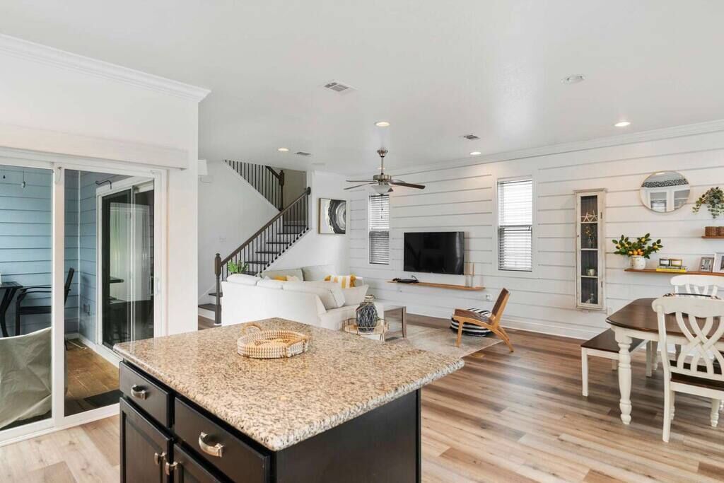 Fernseher, Bücher, Arbeitsbereiche