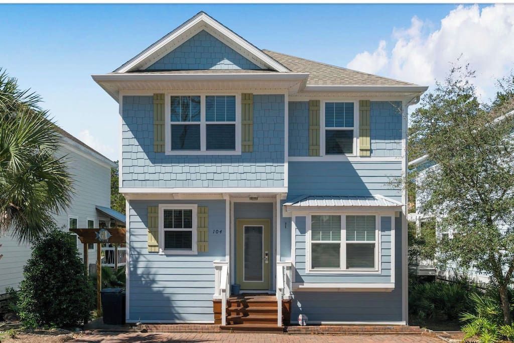Newer construction house with room for 2 cars plus golf cart!