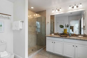 Combined shower/bathtub, hair dryer, towels
