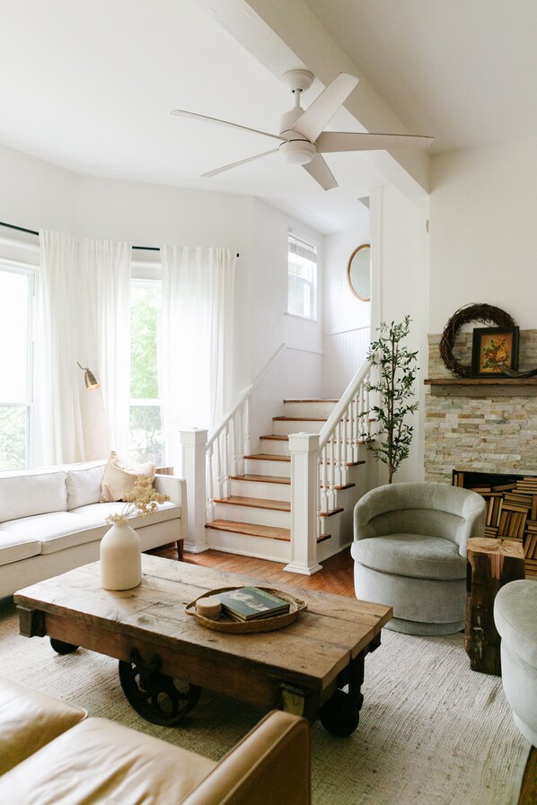 TV, table football - Historic 5/4 • Spacious • Sleeps 16 • Hot Tub • Pool • A&M (Bryan)