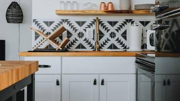 Réfrigérateur, micro-ondes, four, plaque de cuisson