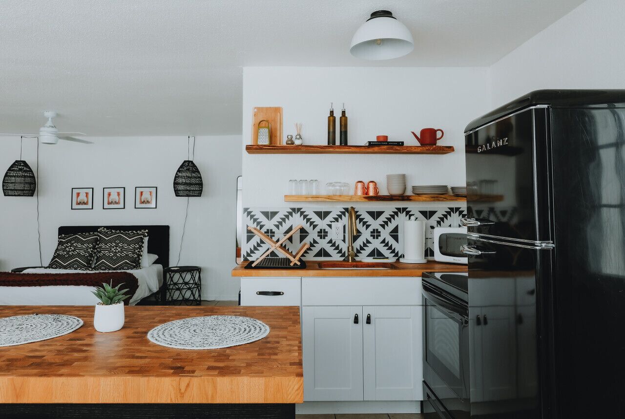 Réfrigérateur, micro-ondes, four, plaque de cuisson