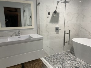 Bathtub, hair dryer, bidet, towels - A Happy Place waiting for you. Just 7 minutes away from Fisherman’s Village! (Punta Gorda)