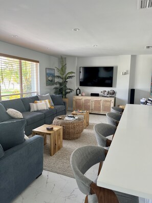 Smart TV, libri, impianto stereo, stampante