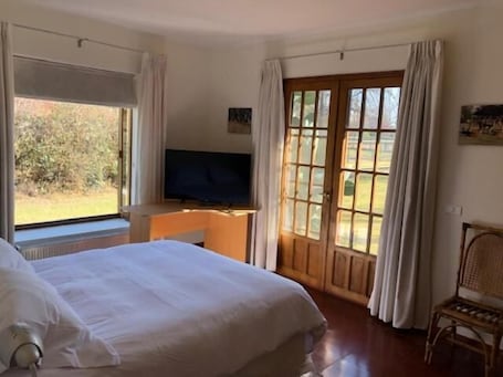 Escritorio, espacio para trabajar con laptop y wifi gratis . Casa Los Ciervos