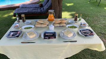 فطور من الأطباق المحلية يوميًا بتكلفة قدرها (10 USD للشخص)